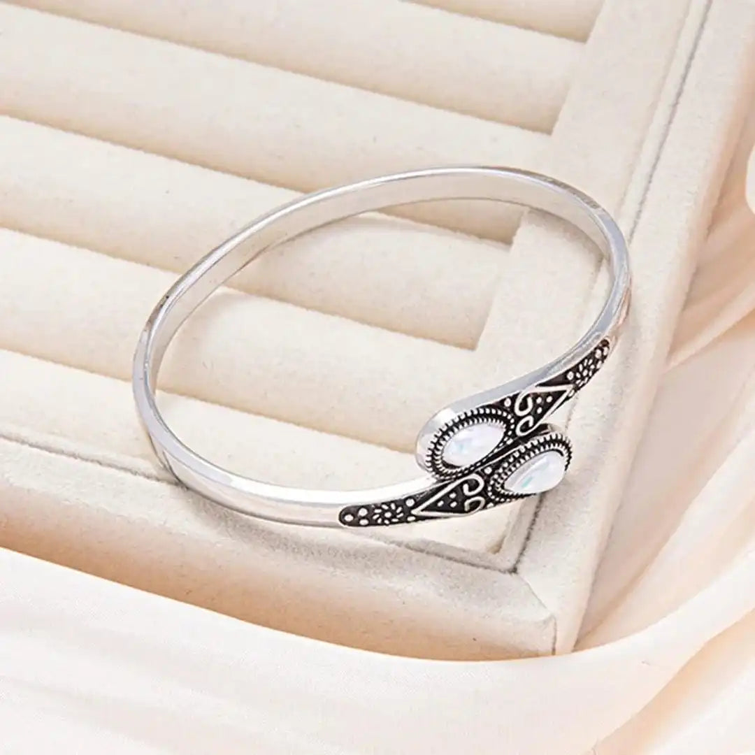 Pulsera vintage con gemas de colores y diseño tribal