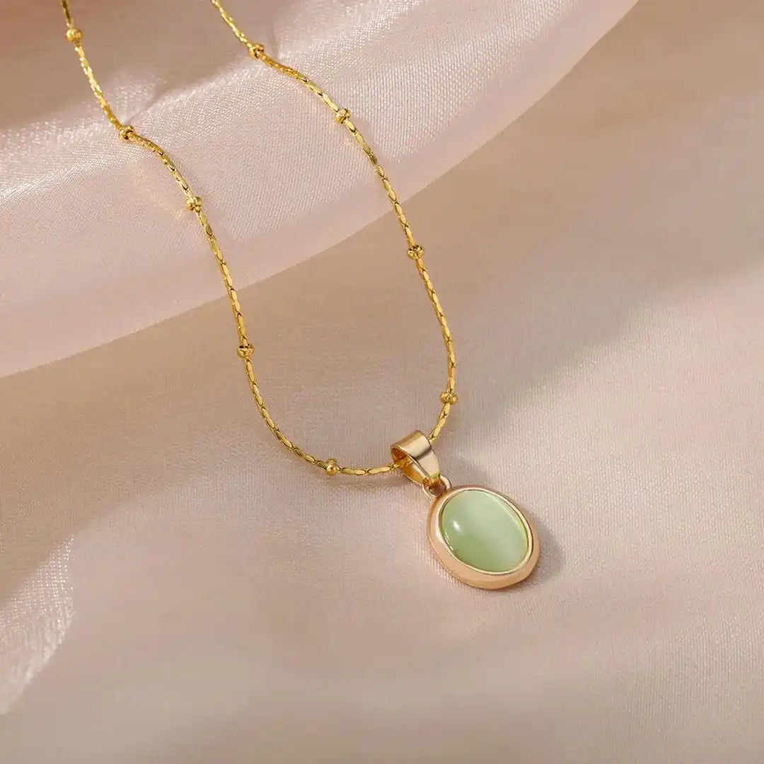 Collar de oro ovalado de ópalo de colores