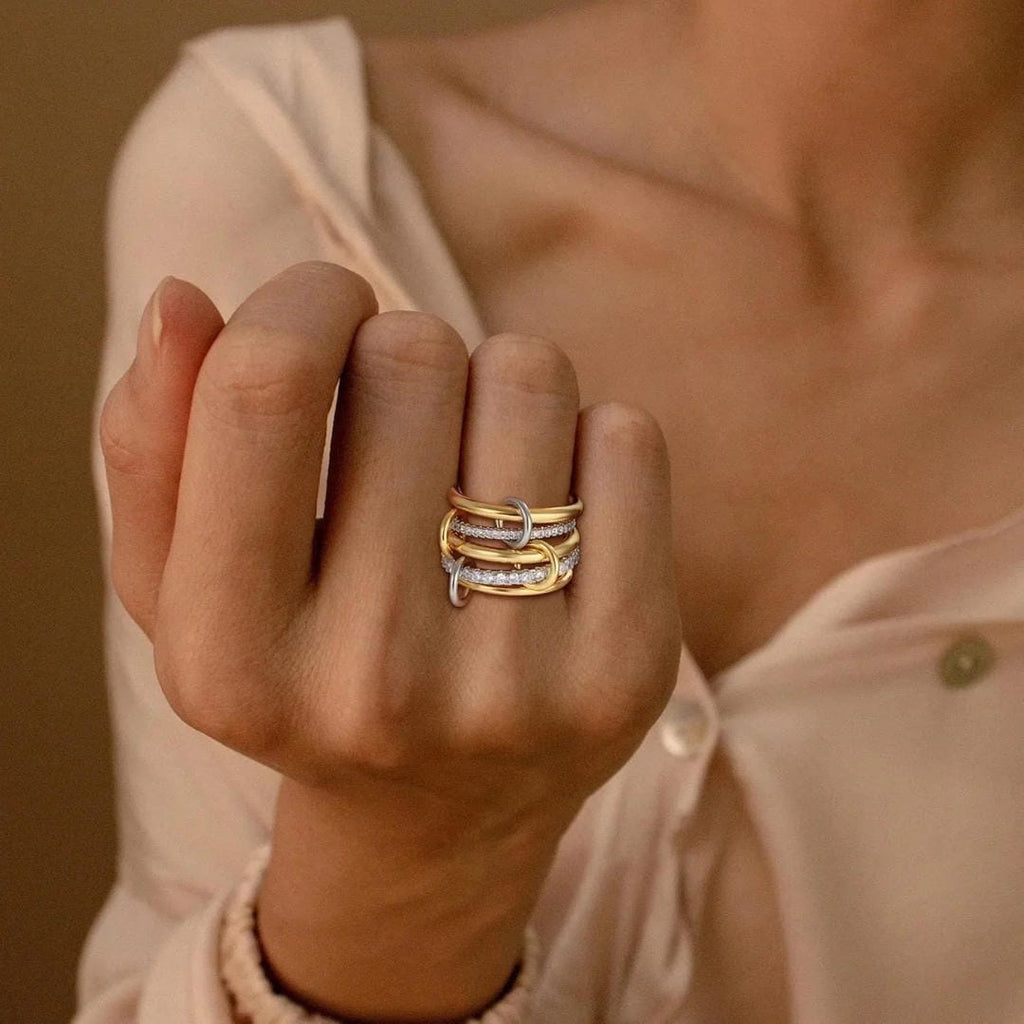 Elegante Anillo de Oro con Cristales Apilados