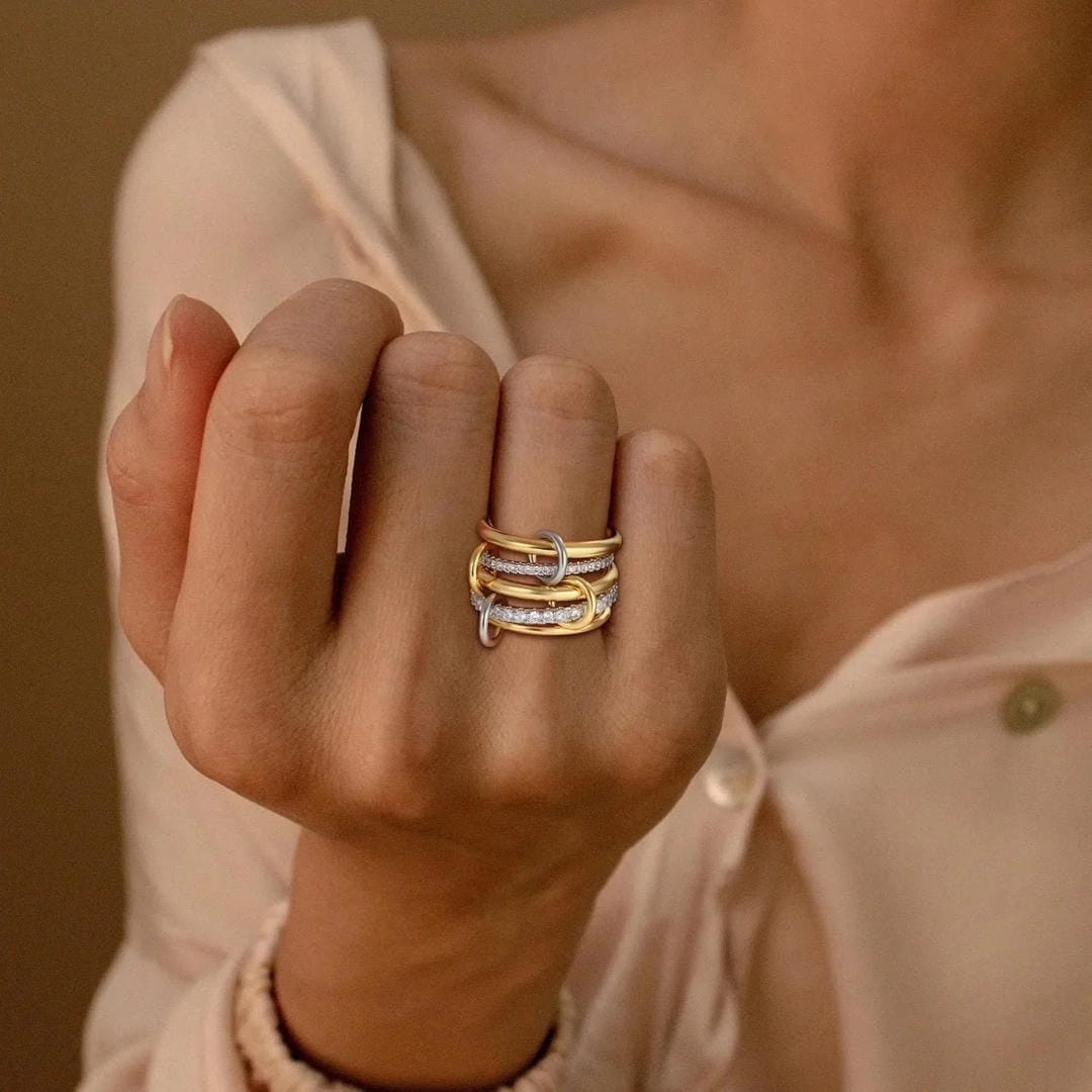 Elegante Anillo de Oro con Cristales Apilados