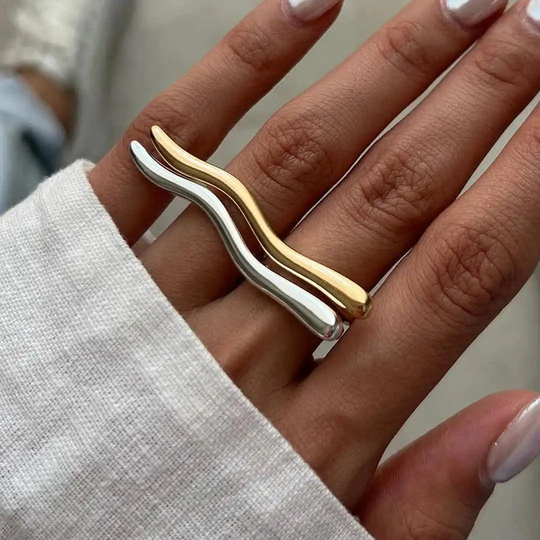 Anillo minimalista de rama dorada