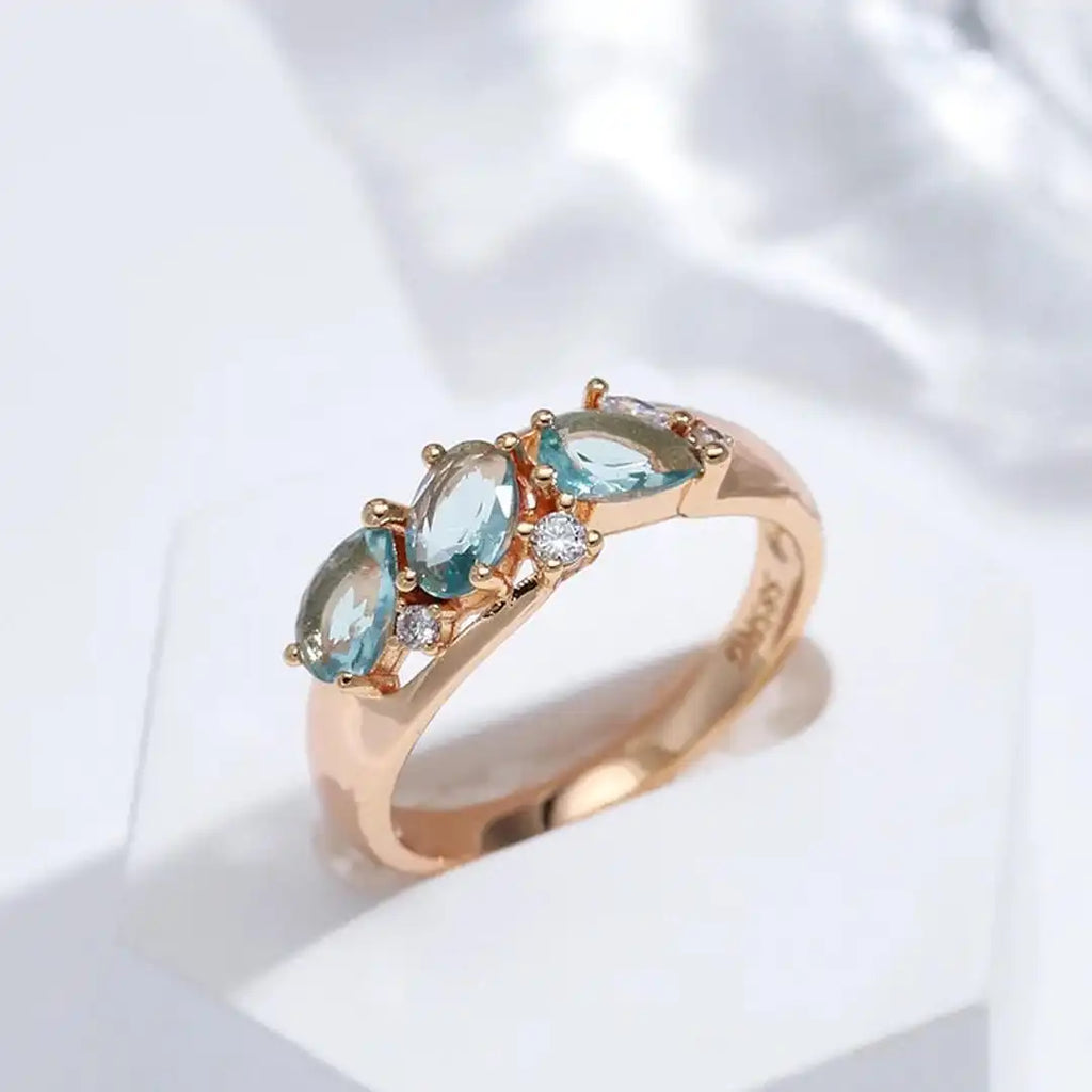 Anillo de oro rosa vintage con circonita azul