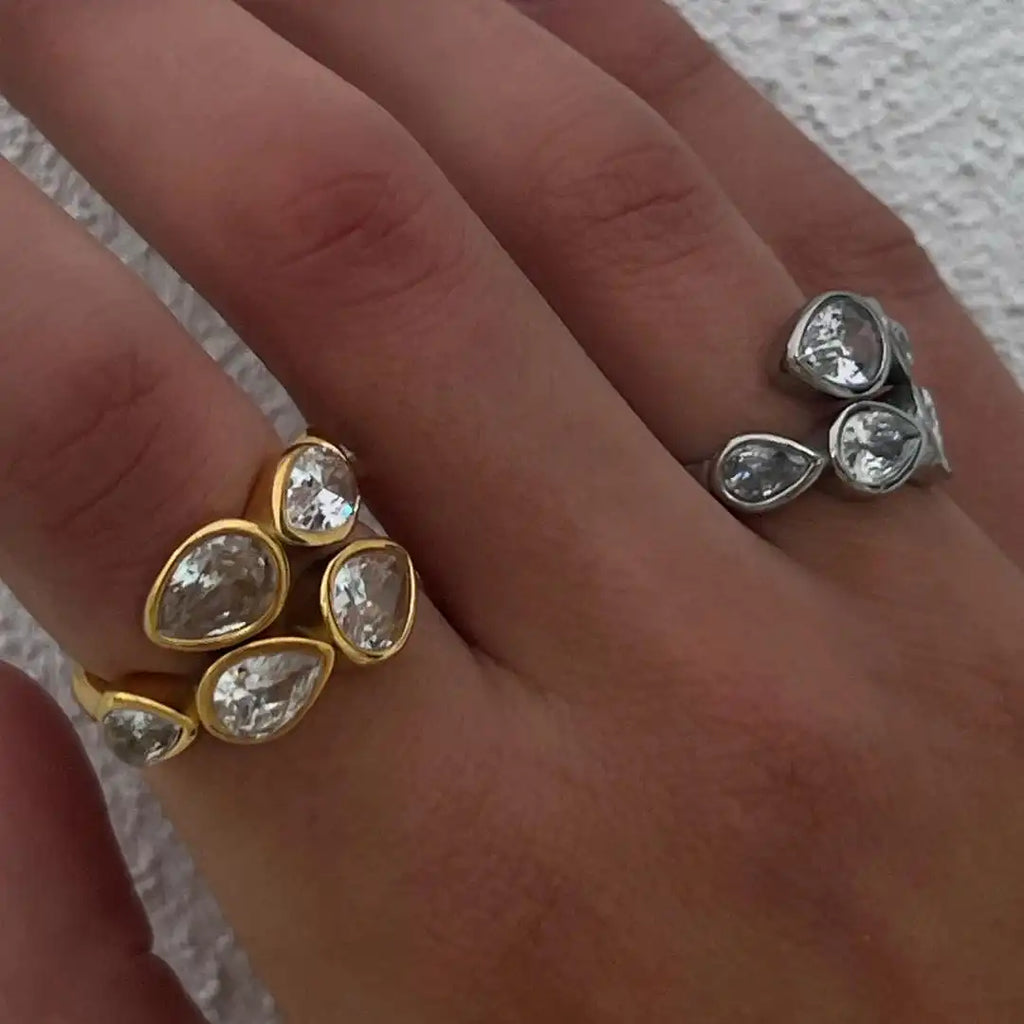 Anillo racimo de cinco lágrimas de piedra