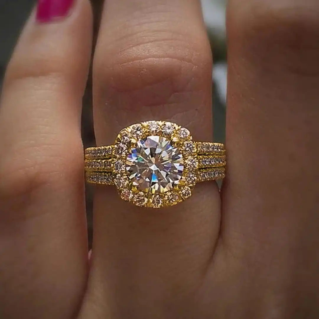 Anillo de declaración con pavé y halo en forma de cojín