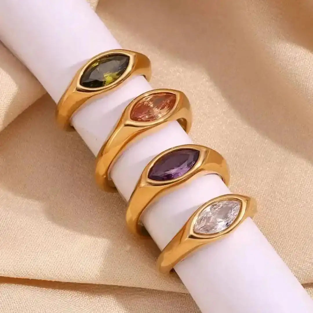 Anillo de sello de oro con gema marquesa