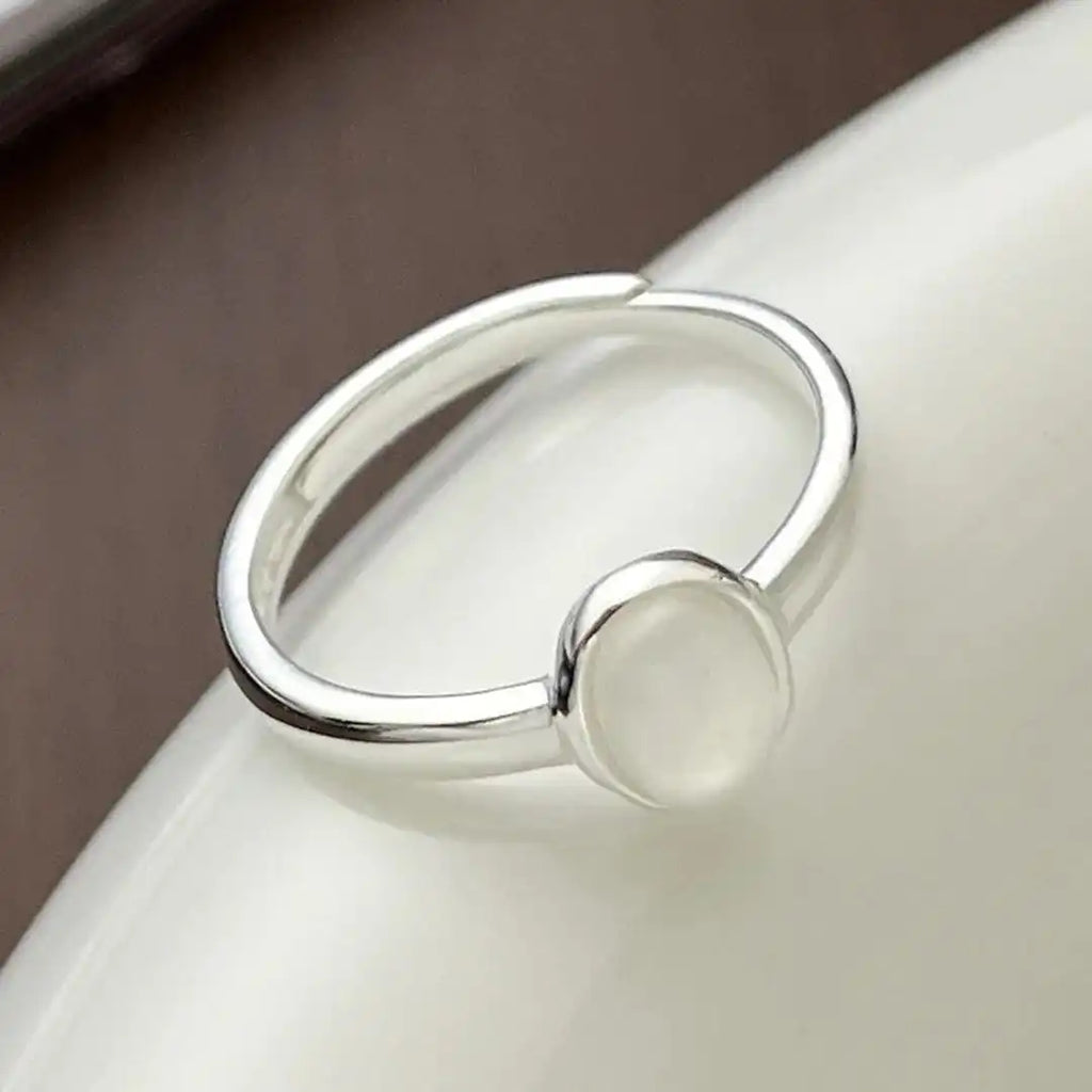 Anillo Minimalista Ovalado de Plata con Piedra Lunar