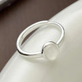 Anillo Minimalista Ovalado de Plata con Piedra Lunar