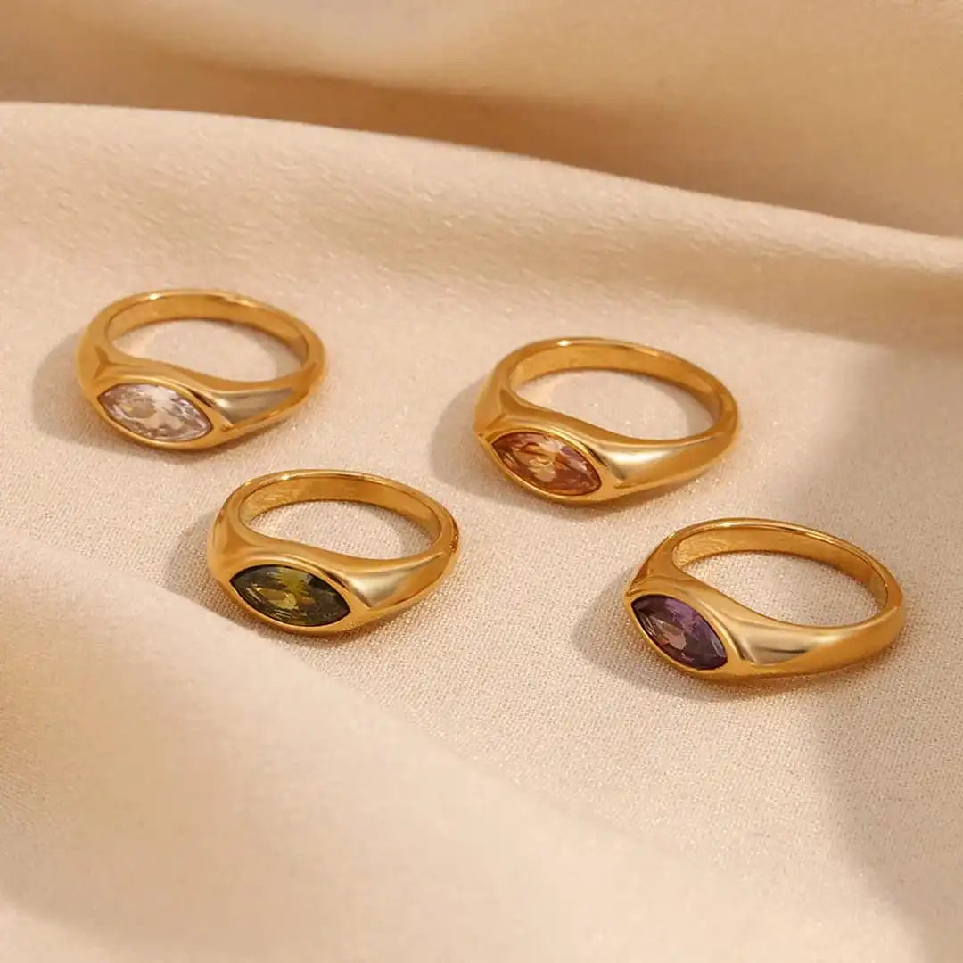 Anillo de sello de oro con gema marquesa