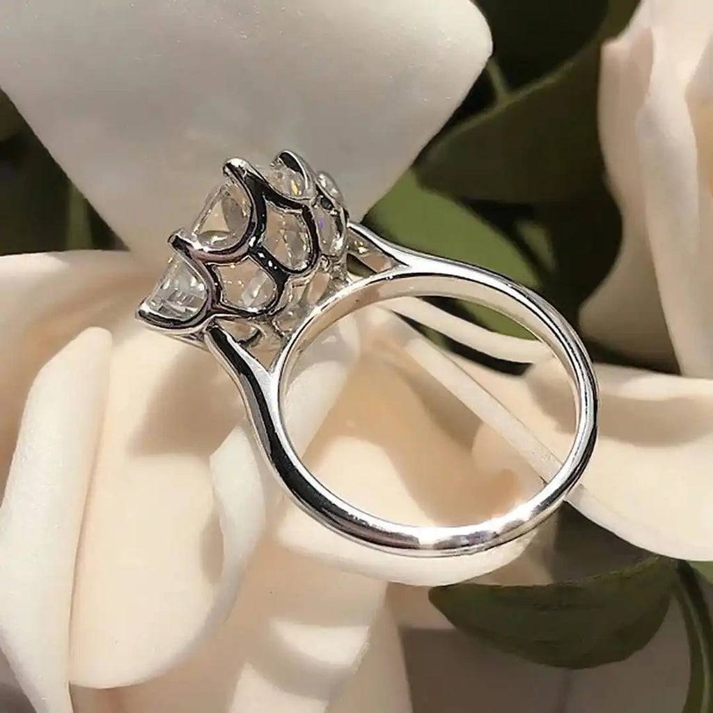 Anillo atemporal de circonita cúbica dorada