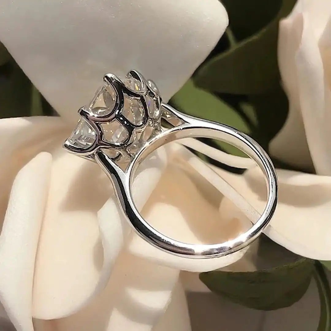 Anillo atemporal de circonita cúbica dorada
