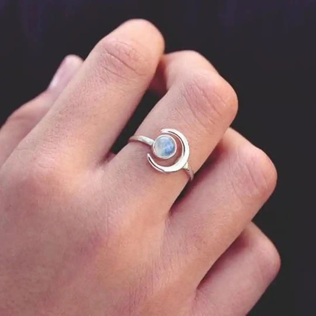 Anillo de luna creciente de piedra lunar de plata