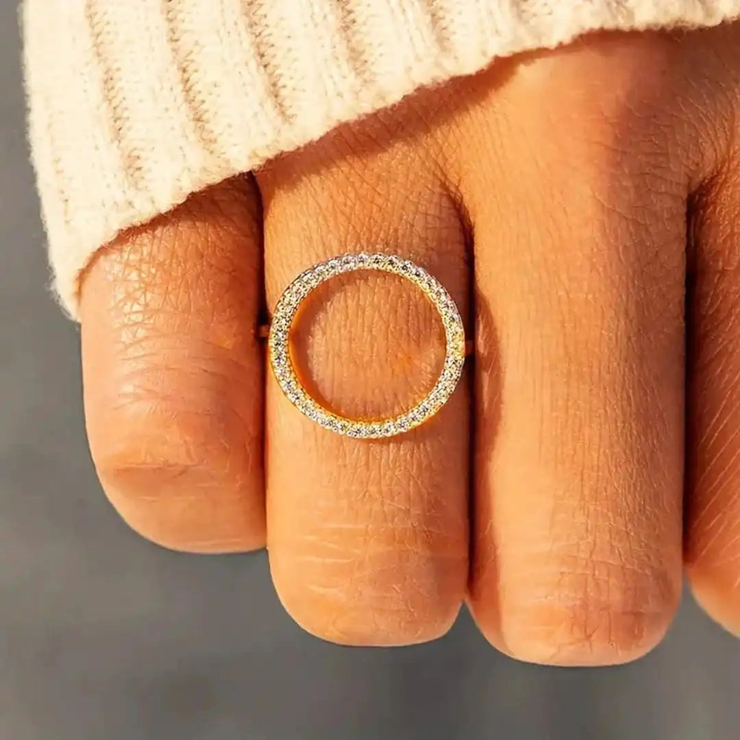 Anillo de circonita cúbica con forma de círculo redondo