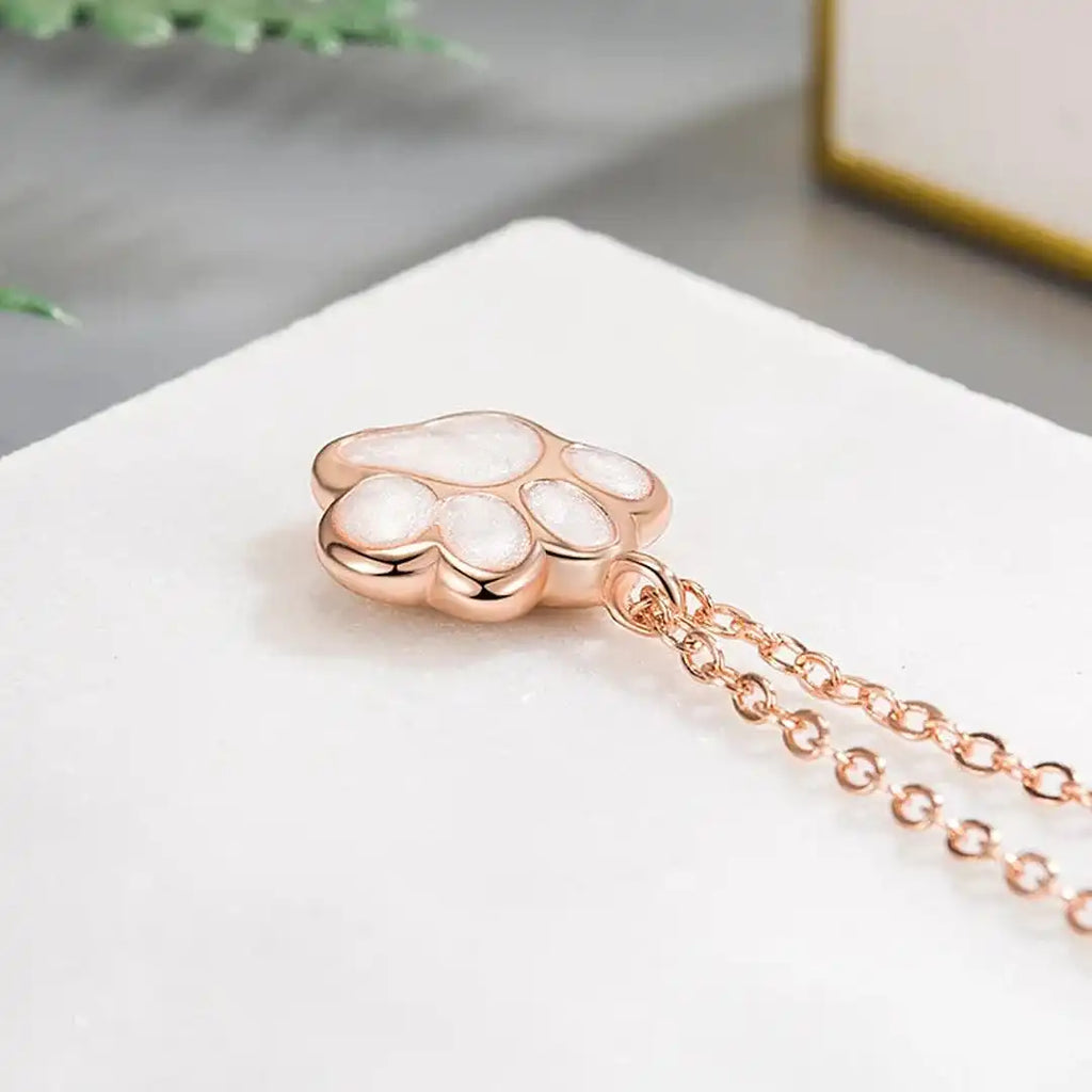 Collar de oro rosa con dije de pata