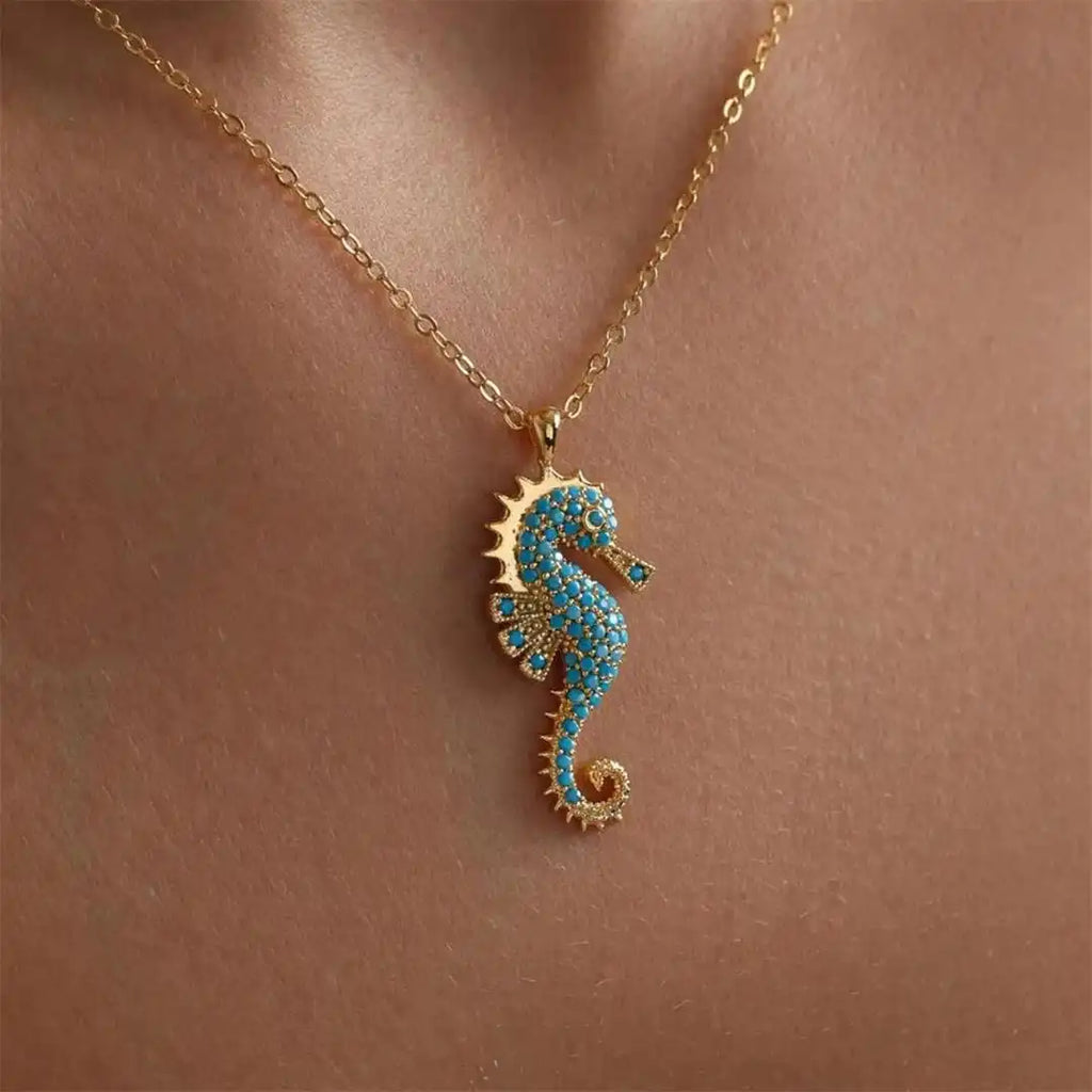 Collar con colgante de caballito de mar dorado y turquesa