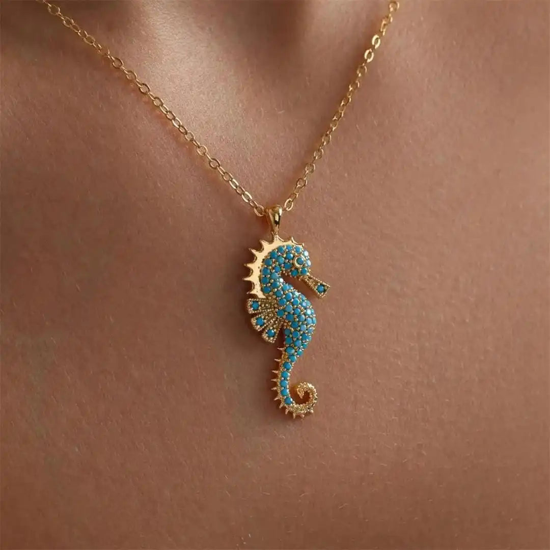 Collar con colgante de caballito de mar dorado y turquesa