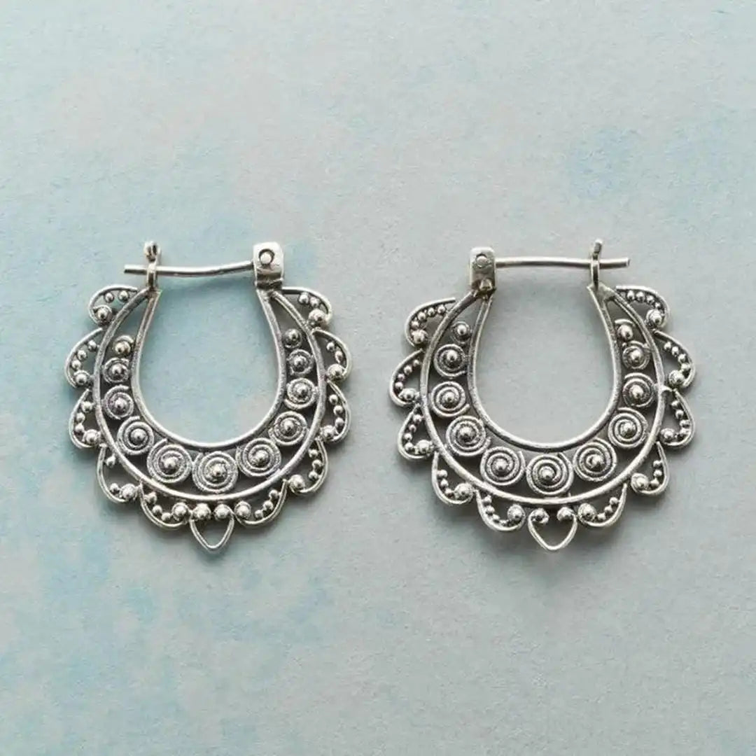 Clásicos pendientes de aro festoneados de plata