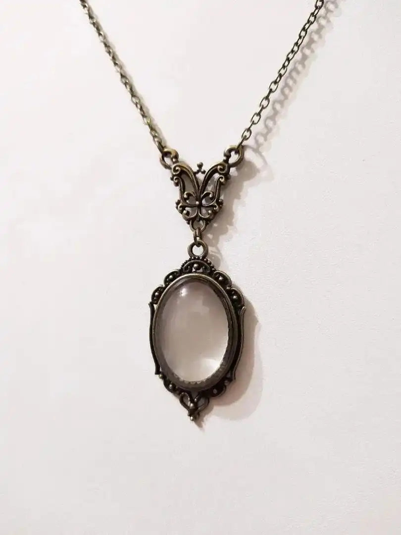 Collar de medallón ovalado de cristal antiguo