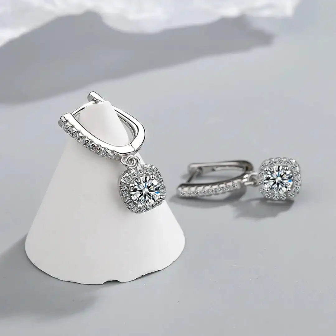 Pendientes Clásicos de Oro Blanco con Piedras