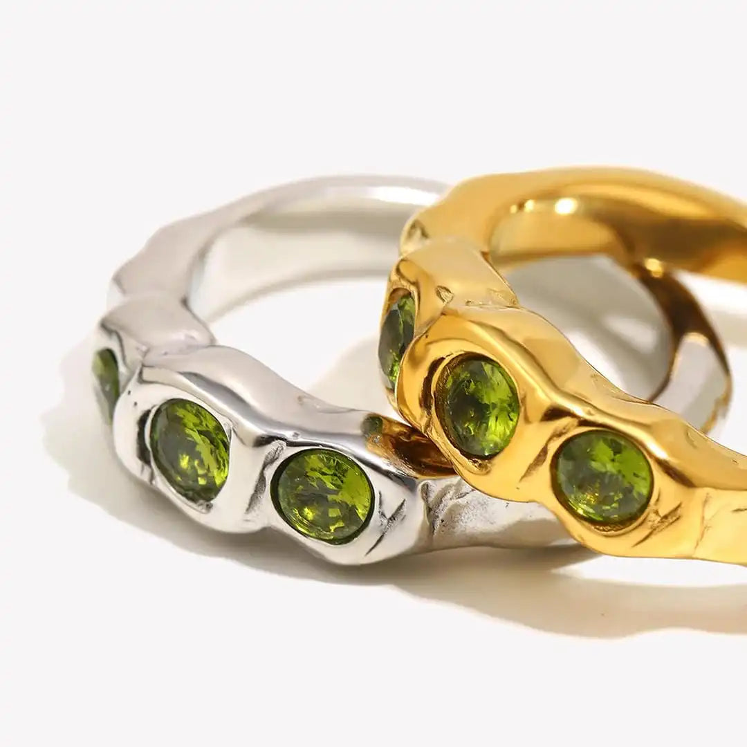Anillo vintage de piedras preciosas con incrustaciones doradas