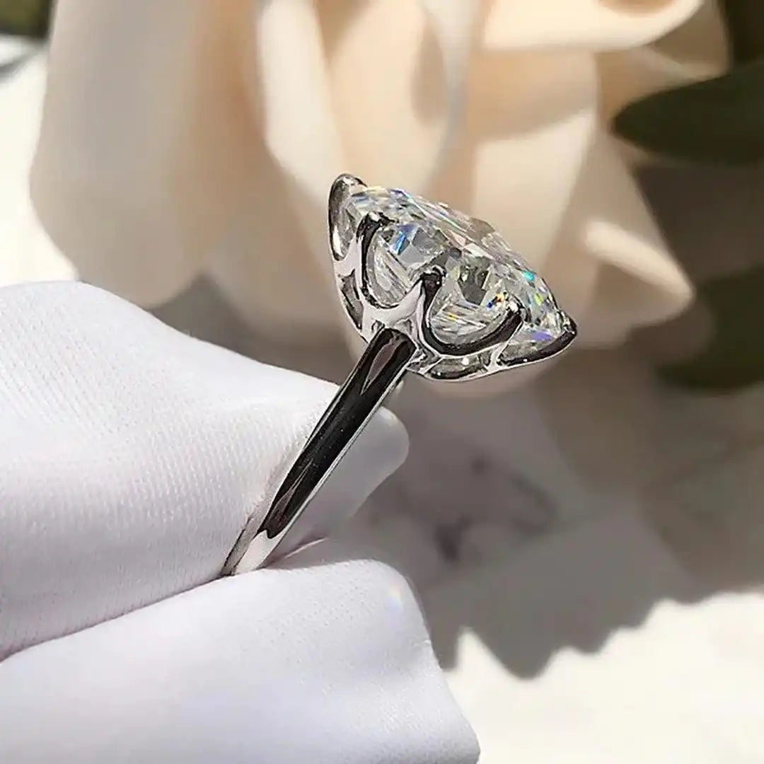 Anillo atemporal de circonita cúbica dorada