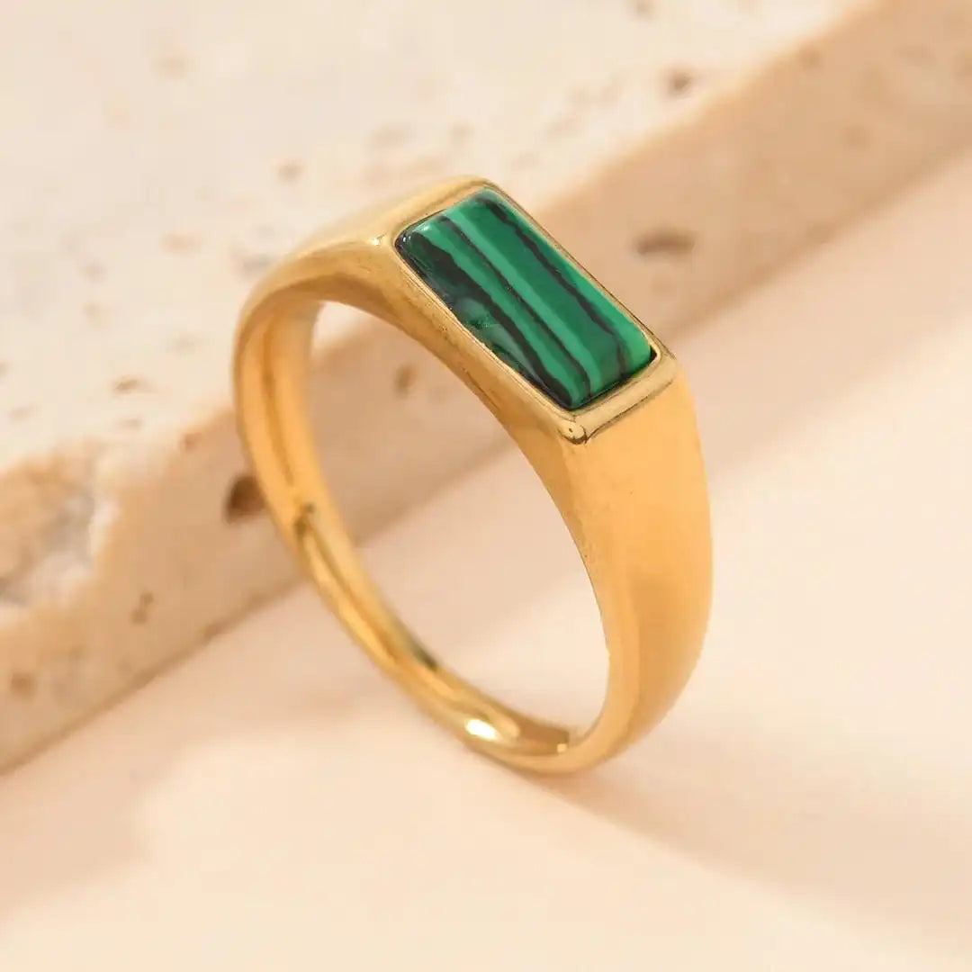 Anillos de oro con piedras preciosas rectangulares elegantes