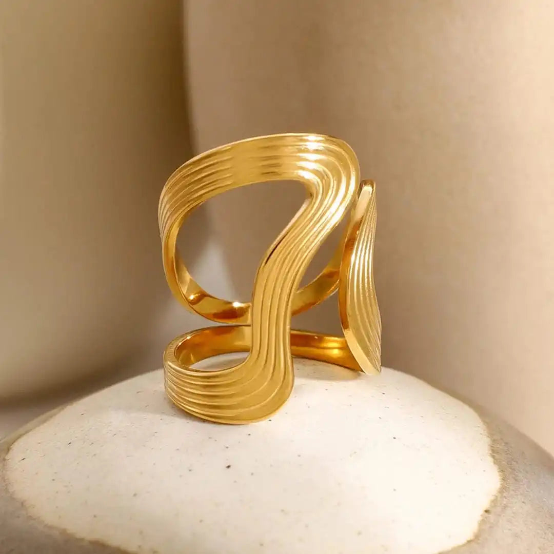 Exquisito Anillo con Cuentas Doradas