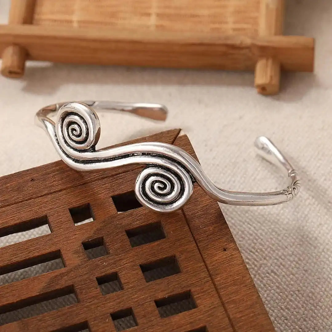 Pulsera de puño doble espiral clásica de plata
