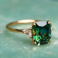 Elegante anillo cuadrado de esmeralda