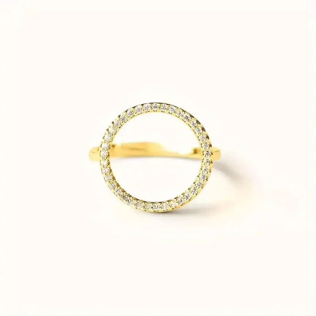 Anillo de circonita cúbica con forma de círculo redondo