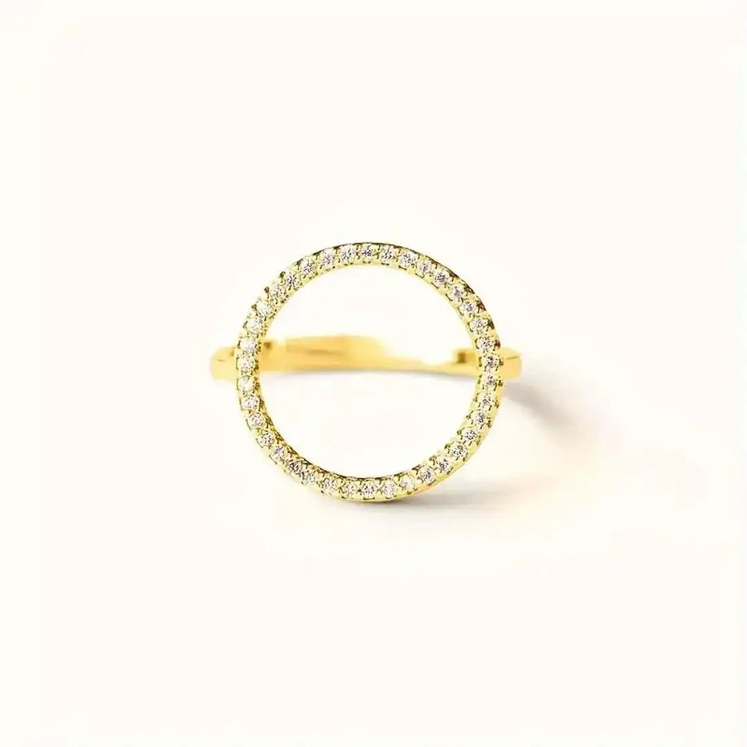 Anillo de circonita cúbica con forma de círculo redondo