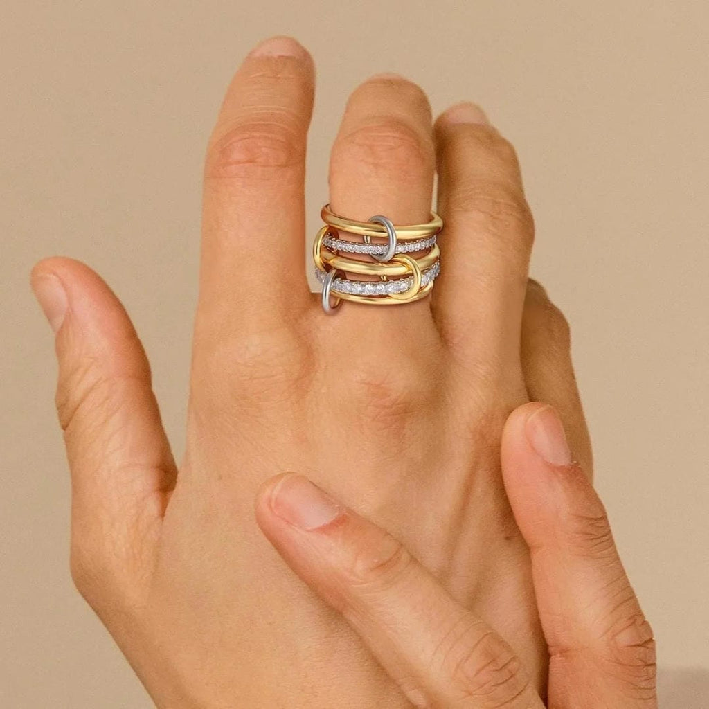 Elegante Anillo de Oro con Cristales Apilados