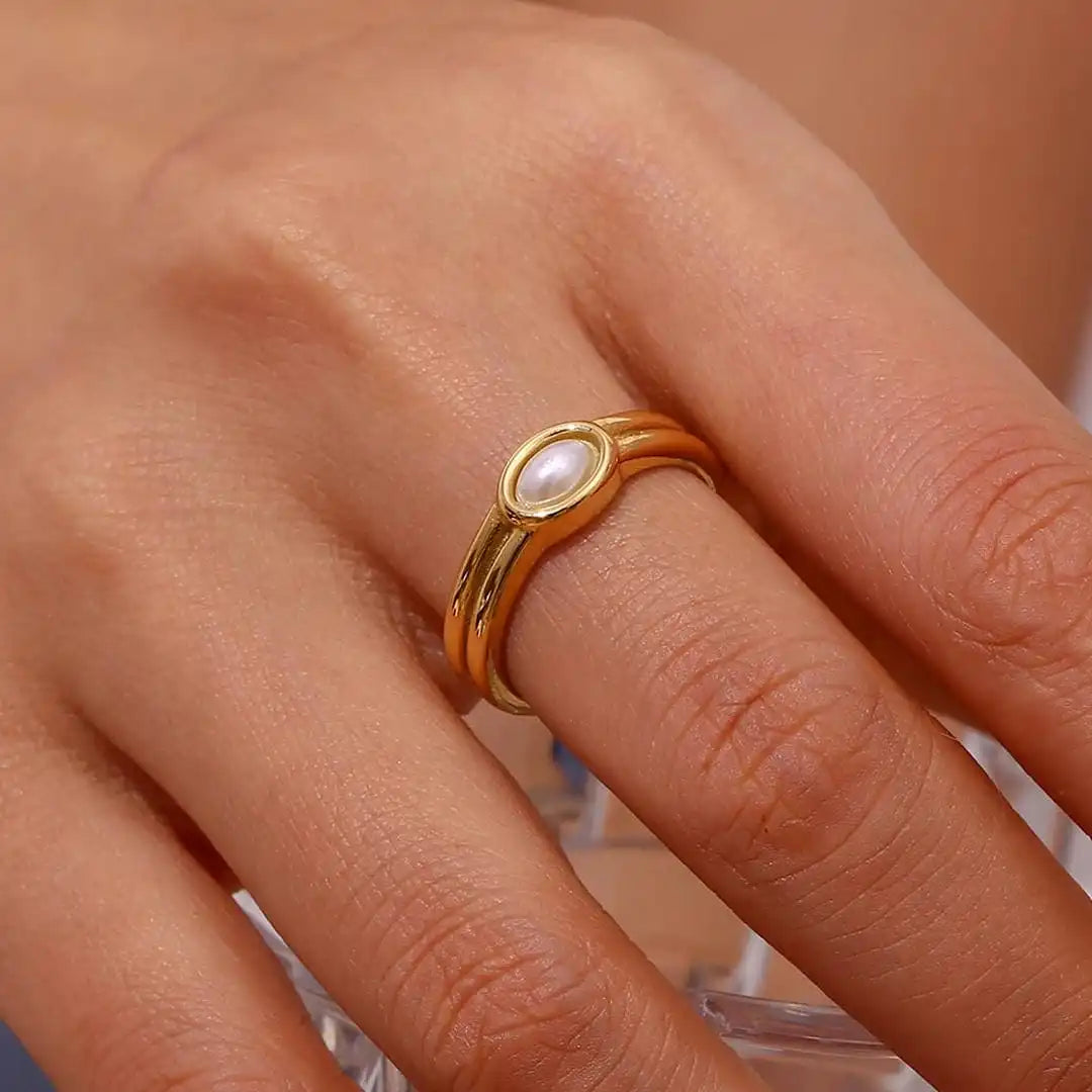 Anillo de oro vintage con piedra natural