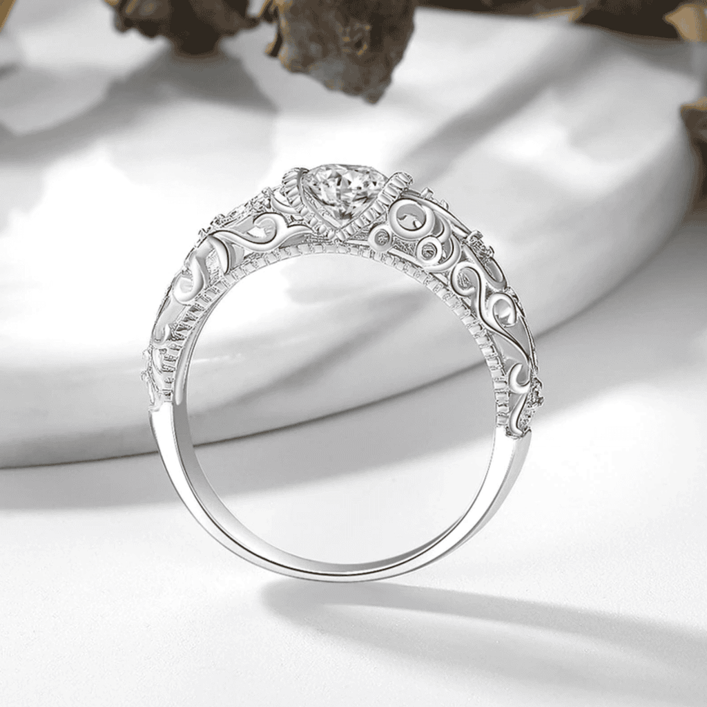 Elegante anillo de circonita plateada