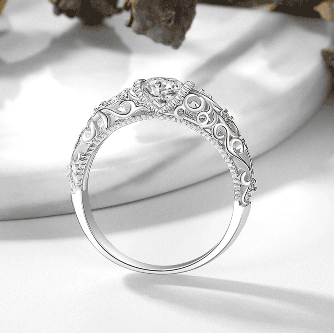 Elegante anillo de circonita plateada