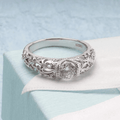 Elegante anillo de circonita plateada