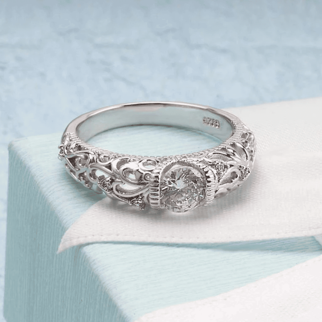 Elegante anillo de circonita plateada