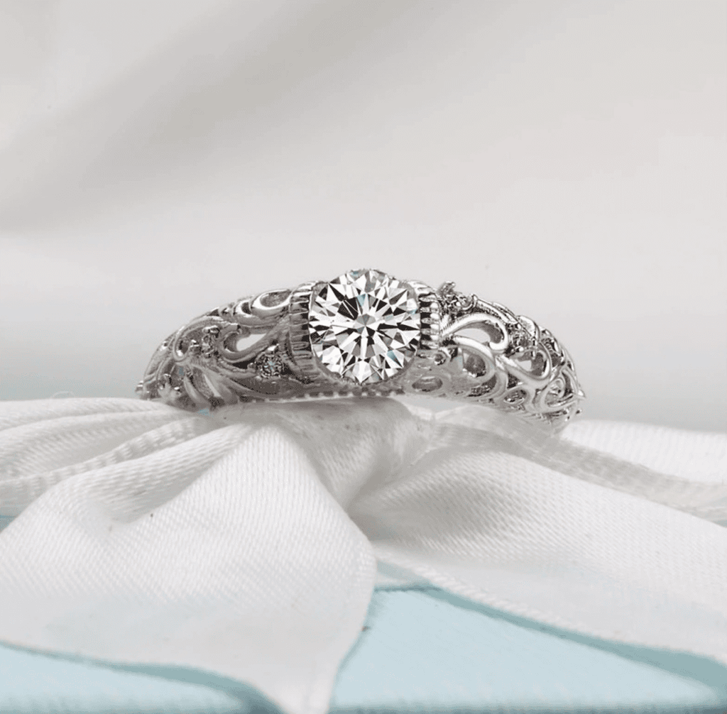 Elegante anillo de circonita plateada