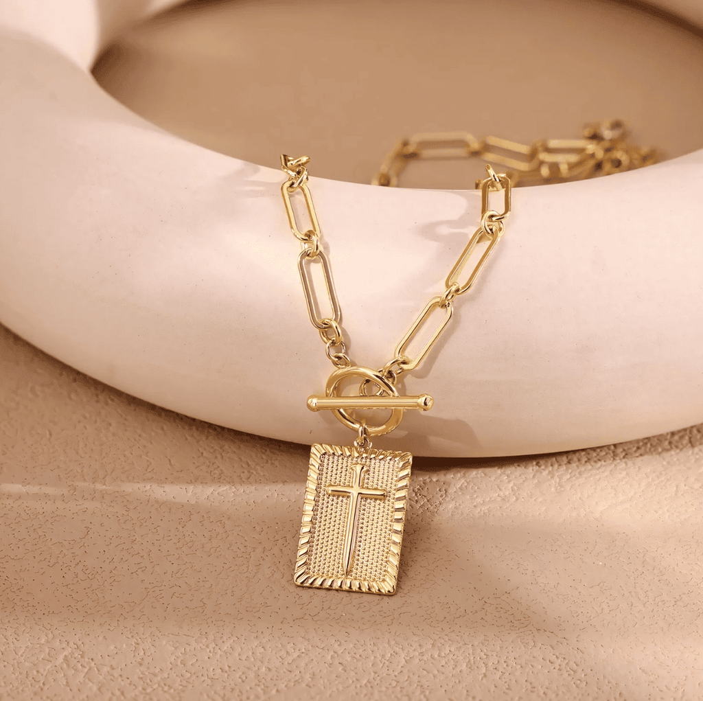 Elegante collar con colgante de cruz único