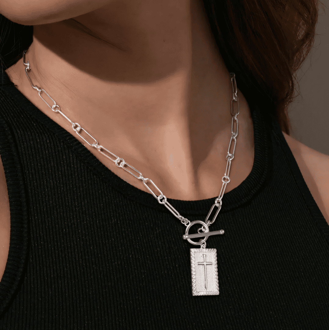 Elegante collar con colgante de cruz único