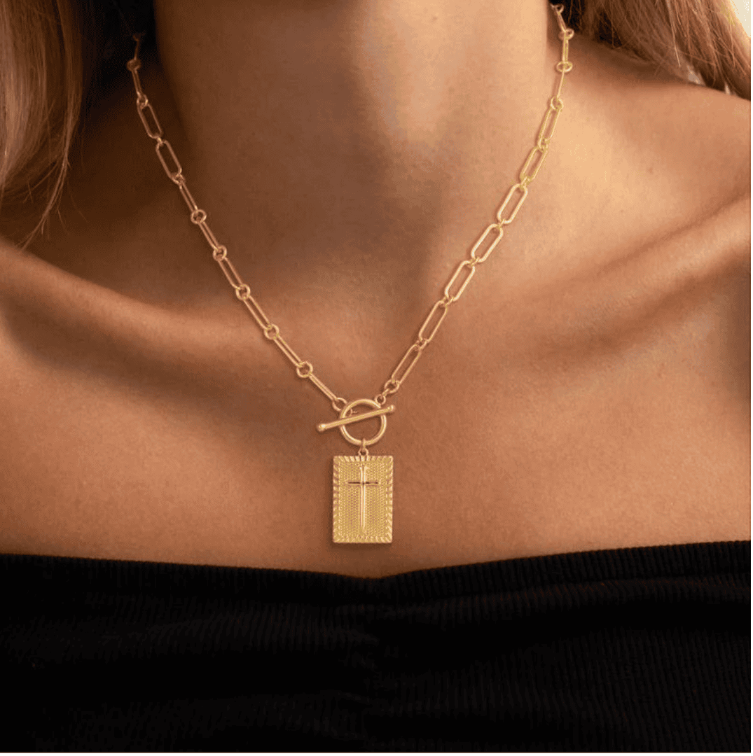 Elegante collar con colgante de cruz único