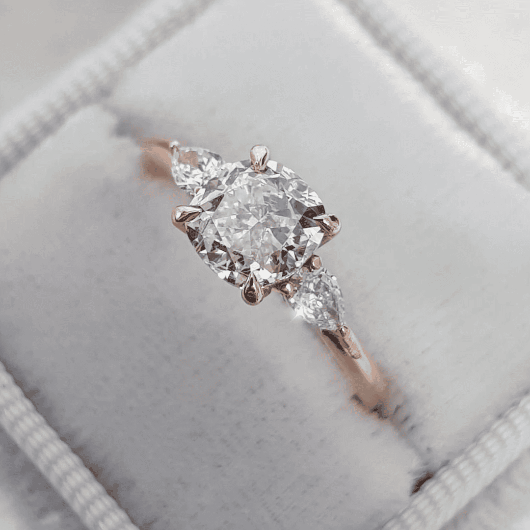 Anillo de acento de pera de cristal de cojín