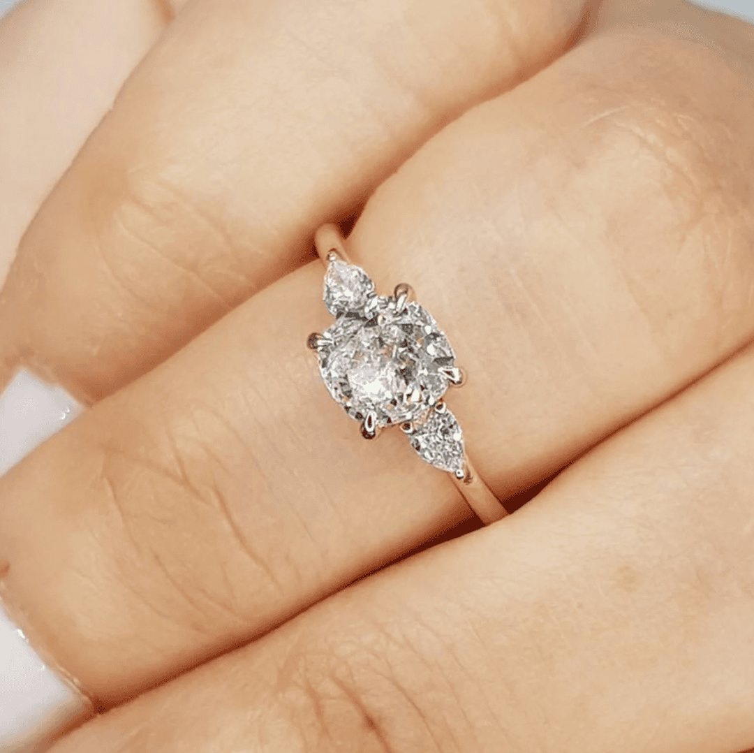 Anillo de acento de pera de cristal de cojín