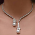 Collar de zafiros con perlas redondas y diseño abierto
