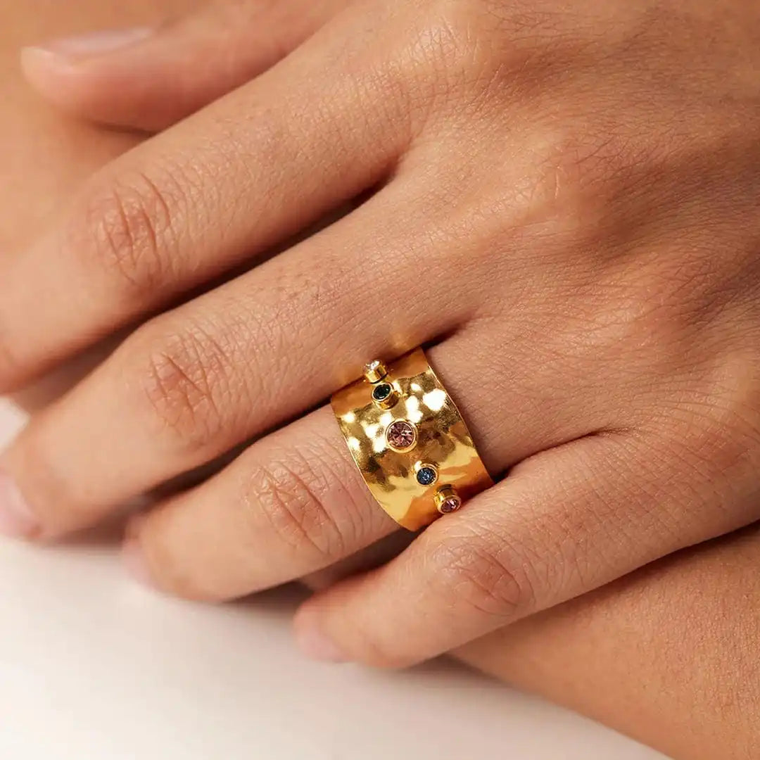 Anillo ajustable ancho martillado con cristales de arcoíris