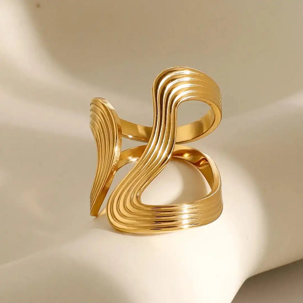 Exquisito Anillo con Cuentas Doradas