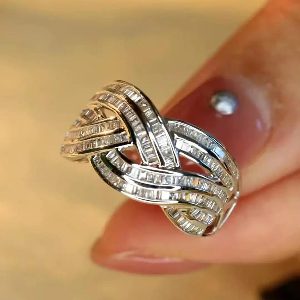 Anillo de circonita con diseño de ondas cruzadas