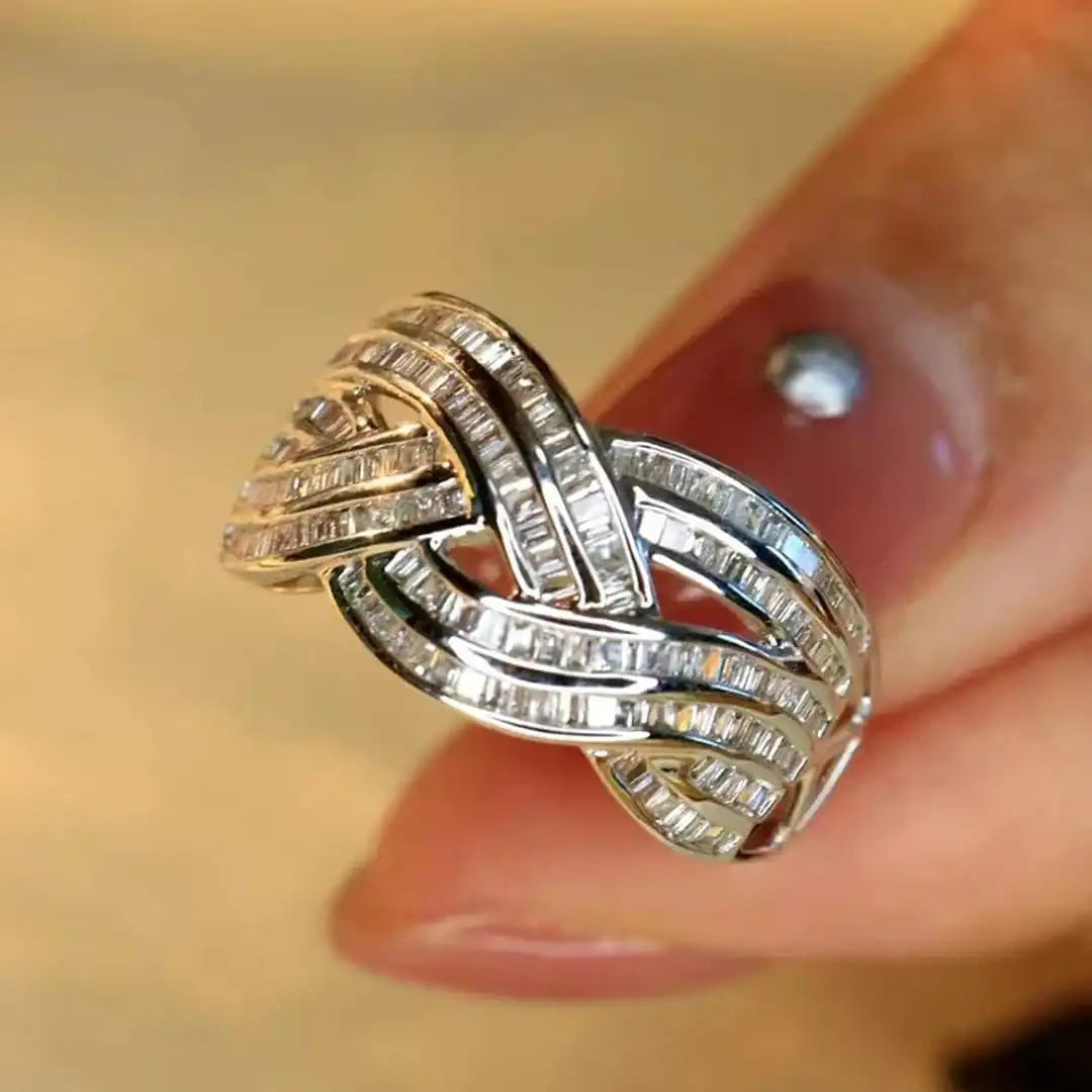 Anillo de circonita con diseño de ondas cruzadas