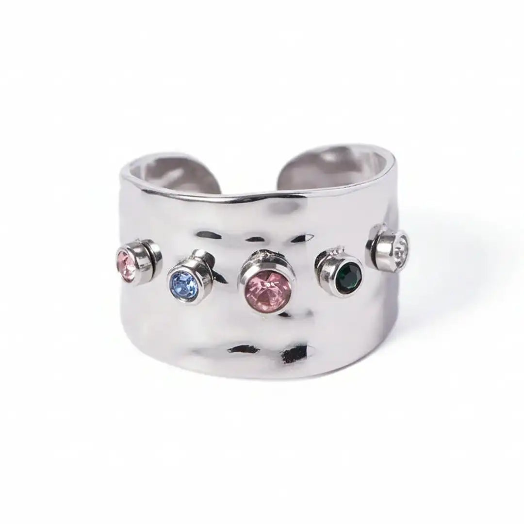 Anillo ajustable ancho martillado con cristales de arcoíris