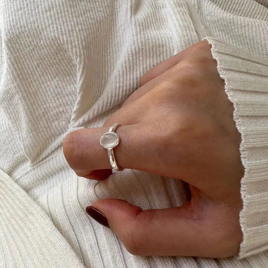 Anillo Minimalista Ovalado de Plata con Piedra Lunar