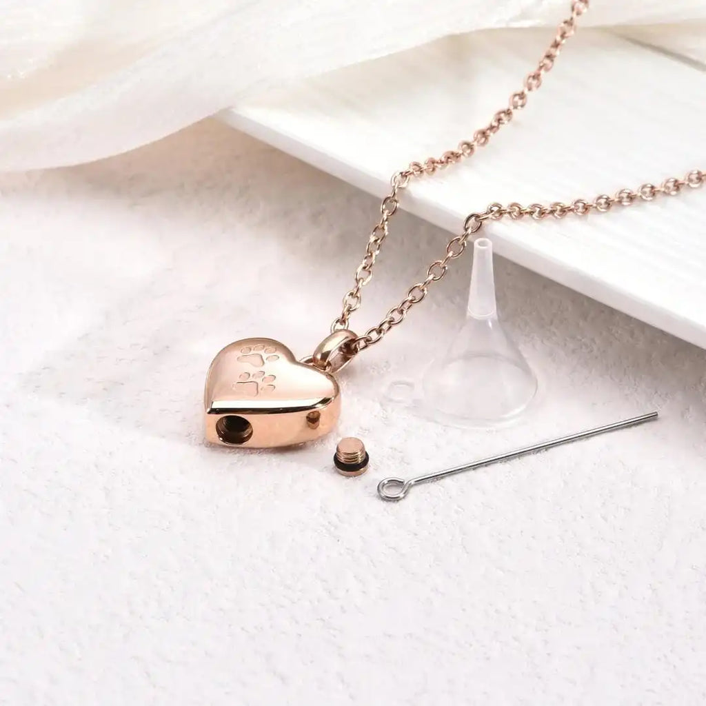 Collar de urna conmemorativa para mascotas, colgante en forma de corazón con grabado de huella de pata